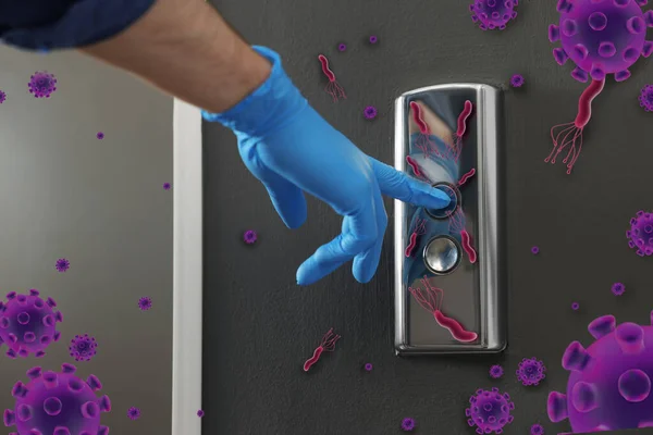 Man Handske Tryck Knappen Hissen Med Bakterier Närbild — Stockfoto