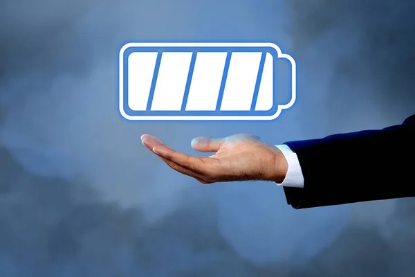 Geschäftsmann Demonstriert Symbol Der Vollen Batterie Auf Farbigem Hintergrund Nahaufnahme — Stockfoto