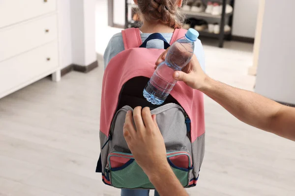 Ojciec Wkładający Butelkę Wody Plecaka Córki Domu Zbliżenie Przygotowanie Szkoły — Zdjęcie stockowe