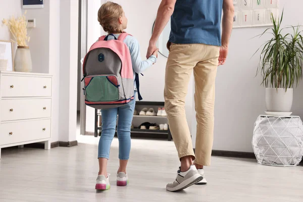 Kleines Mädchen Mit Vater Hause Bereit Zur Schule — Stockfoto
