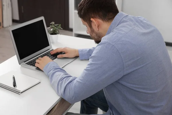 Uomo Con Una Cattiva Postura Che Lavora Computer Portatile Ufficio — Foto Stock