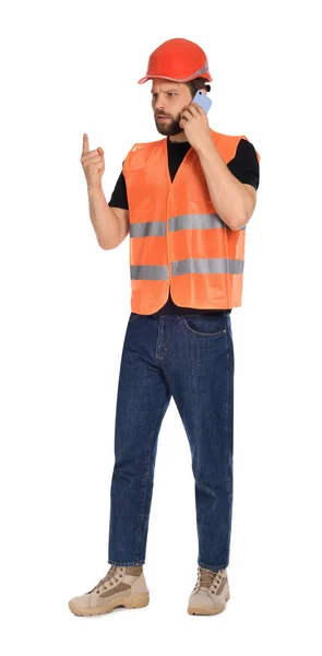 Mann Reflektierender Uniform Spricht Auf Smartphone Vor Weißem Hintergrund — Stockfoto