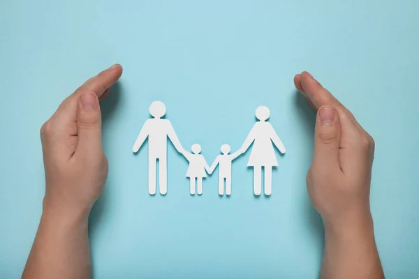 男のライトブルーの背景に紙の家族の数字を保護し トップビュー 保険の概念 — ストック写真