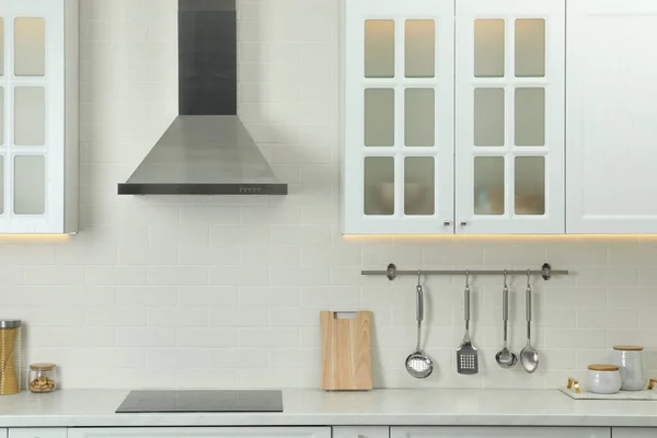 Interior Cozinha Elegante Com Capuz Gama Moderna Sobre Fogão Mobiliário — Fotografia de Stock
