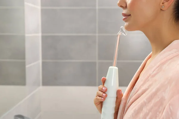 Γυναίκα Χρησιμοποιεί Υψηλής Συχνότητας Darsonval Συσκευή Στο Μπάνιο Closeup Χώρος — Φωτογραφία Αρχείου