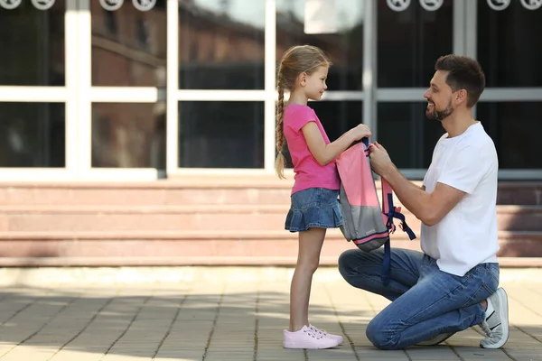 Mutlu Baba Kızını Dışarıda Okula Hazırlıyor Metin Için Boşluk — Stok fotoğraf