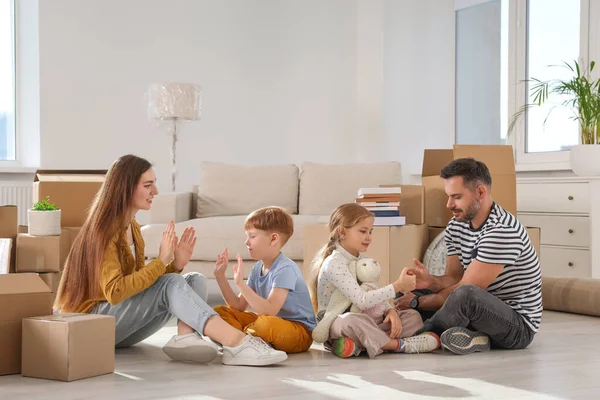 Happy Family Playing Floor New Apartment Moving Day — Stock Photo, Image