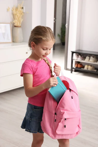 Küçük Kız Evdeki Pembe Sırt Çantasına Defter Koyuyor Okula Hazırlanılıyor — Stok fotoğraf