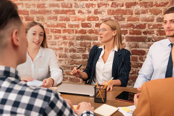 Geschäftsfrau Bei Einem Treffen Mit Ihren Mitarbeitern Büro Damenchefin — Stockfoto
