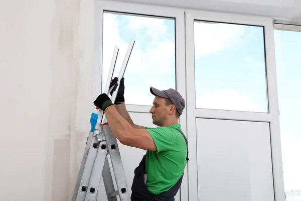 Arbeiter Mit Materialien Für Den Fenstereinbau Innenbereich — Stockfoto