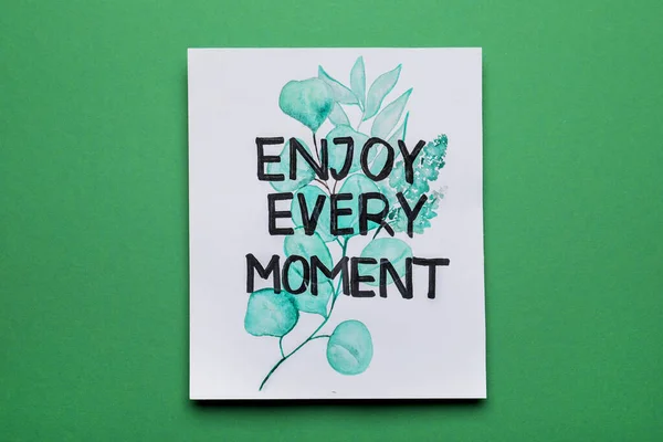Tarjeta Con Hermosa Frase Disfrutar Cada Momento Sobre Fondo Verde — Foto de Stock