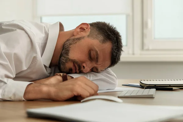 Homem Cansado Dormindo Local Trabalho Escritório — Fotografia de Stock