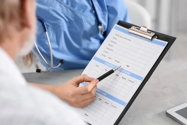 Doctor Showing Medical Card Patient Table Clinic Closeup — Stock Photo, Image