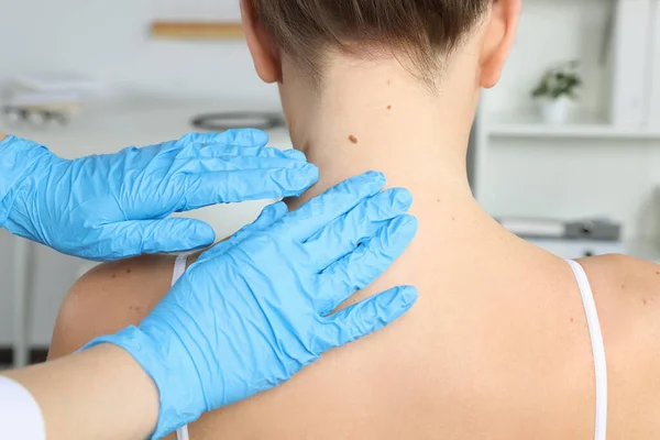 Dermatologist Examining Patient Birthmark Clinic Closeup — Stock Photo, Image