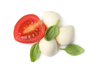 Lezzetli mozzarella, beyaz arka planda domates ve fesleğen yaprakları, üst manzara.