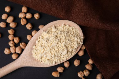 Siyah masa üzerinde nohut ve çekirdekli kaşık, üst görünüm