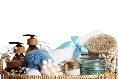 Beyaza izole edilmiş farklı kişisel bakım ürünleriyle spa seti