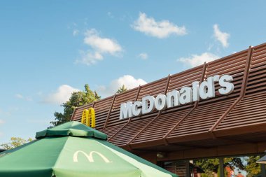 SAVAŞ, POLAND - 16 EYLÜL 2022: Açık havada McDonald 's Restoran logosu olan tabela