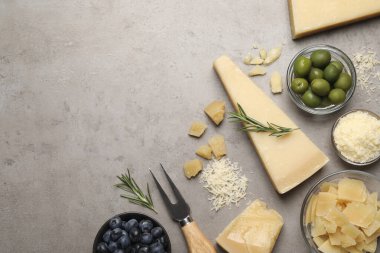 Parmesan peynirli düz kompozisyon gri masada. Metin için boşluk