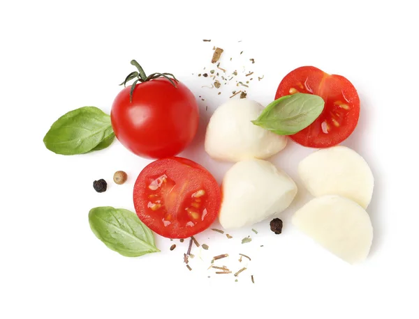 토마토와 맛있는 모차렐라 하얀색 바탕에 위에서 바라본 — 스톡 사진