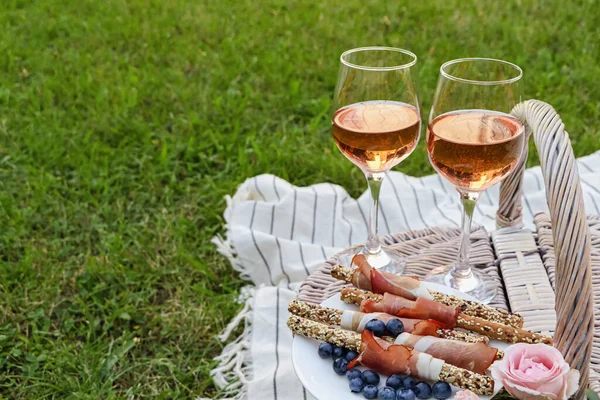 Glasses Delicious Rose Wine Food Basket Picnic Blanket Outdoors — Stock fotografie