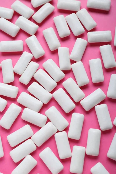 Lekkere Witte Kauwgom Roze Achtergrond Platte Lay — Stockfoto