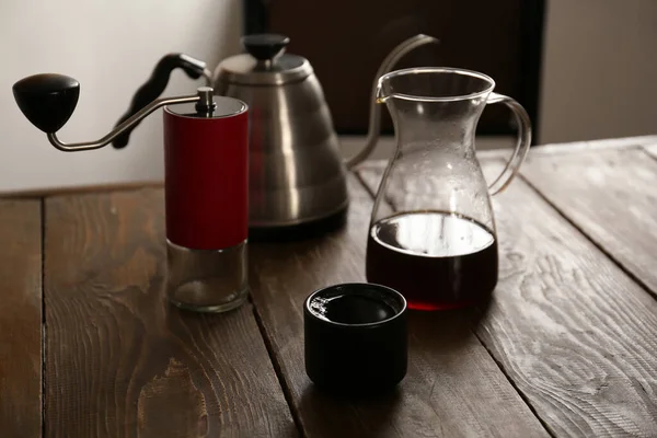 カフェの木のテーブルの上の芳香族コーヒー — ストック写真