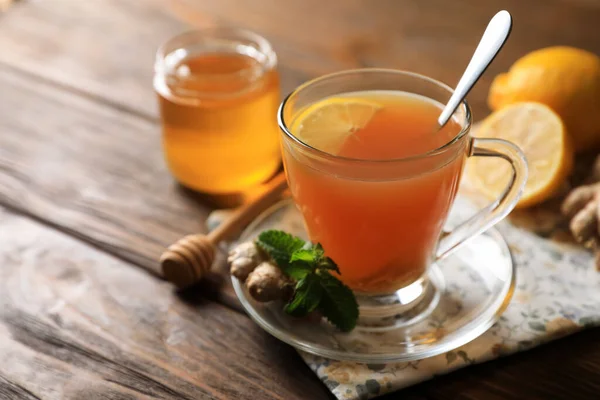 Xícara Chá Gengibre Delicioso Ingredientes Mesa Madeira Close Espaço Para — Fotografia de Stock
