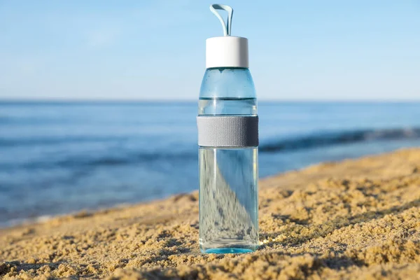 Bottiglia Vetro Con Acqua Sabbia Bagnata Vicino Mare — Foto Stock
