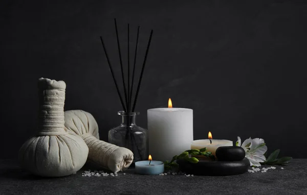 Schöne Wellness Komposition Mit Verschiedenen Pflegeprodukten Und Brennenden Kerzen Auf — Stockfoto
