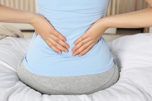 Junge Frau Die Unter Rückenschmerzen Leidet Während Sie Hause Bett — Stockfoto
