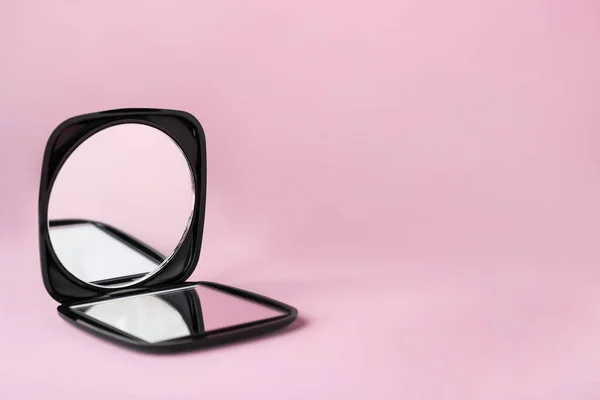 Elegante Espejo Bolsillo Cosmético Sobre Fondo Rosa Espacio Para Texto — Foto de Stock