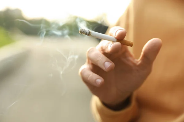 Uomo Con Sigaretta All Aperto Primo Piano Mano Spazio Testo — Foto Stock