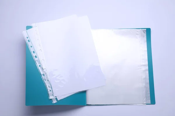 文件文件夹 带有穿孔的口袋和在白色的顶部视图上隔离的纸片 — 图库照片