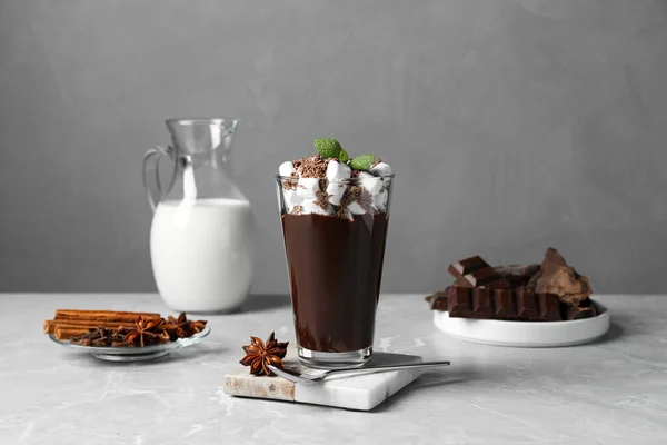 Glas Läcker Varm Choklad Med Marshmallows Och Färsk Mynta Ljusgrå — Stockfoto
