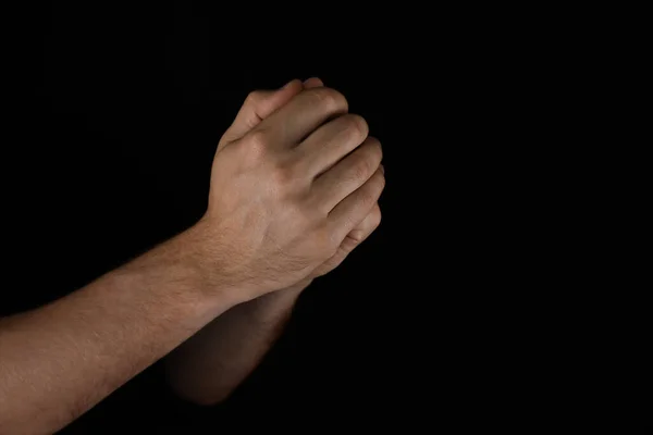 Mężczyzna Modlący Się Czarnym Tle Widok Bliska — Zdjęcie stockowe