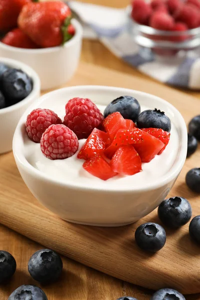 Lahodný Jogurt Podávaný Bobulemi Dřevěném Stole Detailní Záběr — Stock fotografie