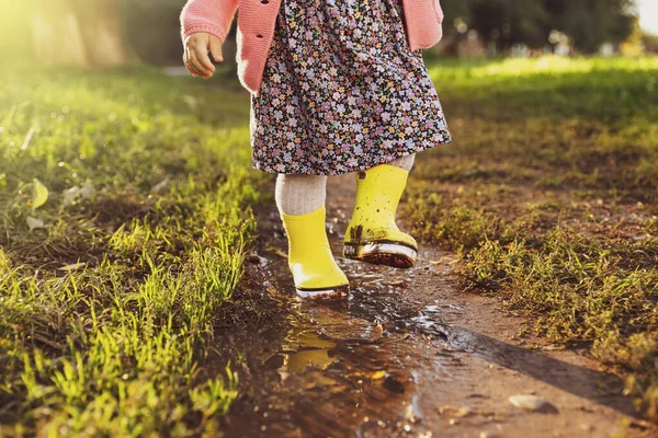 Bambina Che Indossa Stivali Gomma Camminando Pozzanghera All Aperto Primo — Foto Stock