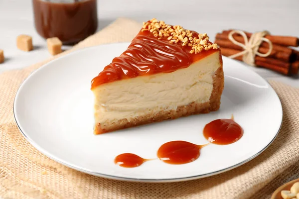 Masada karamelli ve fındıklı lezzetli cheesecake.