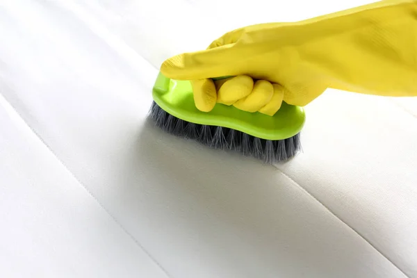 Mulher Luvas Amarelas Limpando Colchão Branco Com Escova Close Espaço — Fotografia de Stock