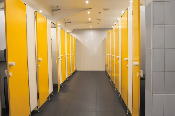 Интерьер Общественного Туалета Ярко Желтыми Киосками — стоковое фото
