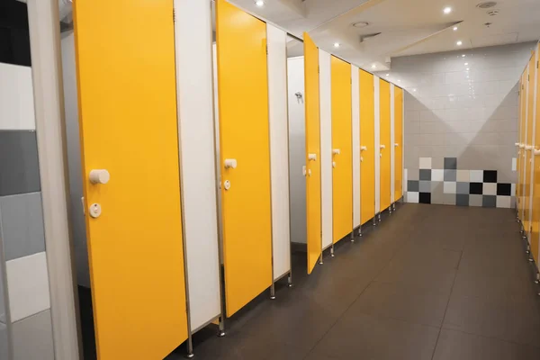 Інтер Громадського Туалету Яскраво Жовтими Кіосками — стокове фото