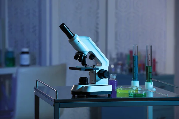 Modern Mikroskop Renkli Sıvılar Laboratuardaki Metal Masanın Üzerinde — Stok fotoğraf