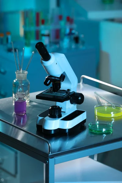 Moderna Mikroskop Och Glasvaror Med Färgglada Vätskor Metallbord Laboratorium — Stockfoto