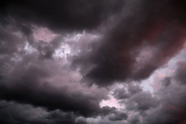 Живописный Вид Небо Тяжелыми Дождливыми Облаками Штормовая Погода — стоковое фото
