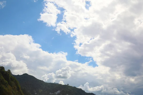 Pintoresca Vista Montaña Bajo Hermoso Cielo Con Nubes Esponjosas —  Fotos de Stock
