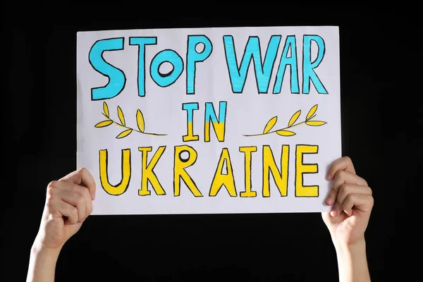 Teenage Fiú Holding Poszter Stop War Ukrajna Ellen Fekete Háttér — Stock Fotó
