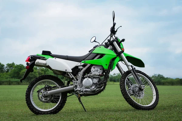 Motocicleta Cruz Elegante Grama Verde Livre — Fotografia de Stock