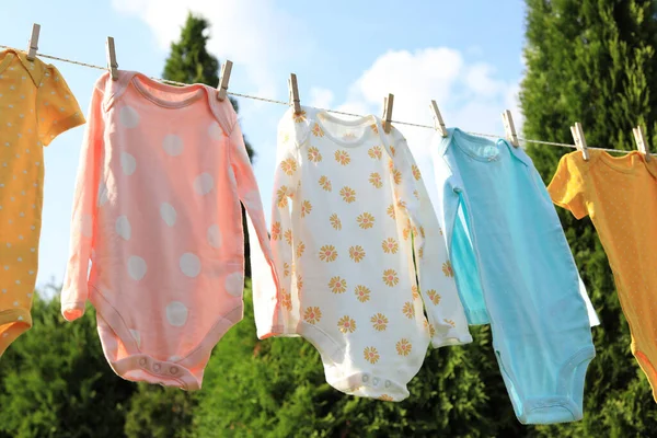 Bahçede Çamaşır Ipine Asılı Temiz Bebek Tulumları Kuru Giysiler — Stok fotoğraf