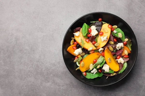 Délicieuse Salade Kaki Avec Grenade Épinards Sur Fond Texturé Gris — Photo